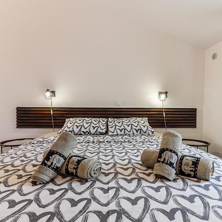 Sunshine Apartments Funtana With Balcony And Sea View Eksteriør billede