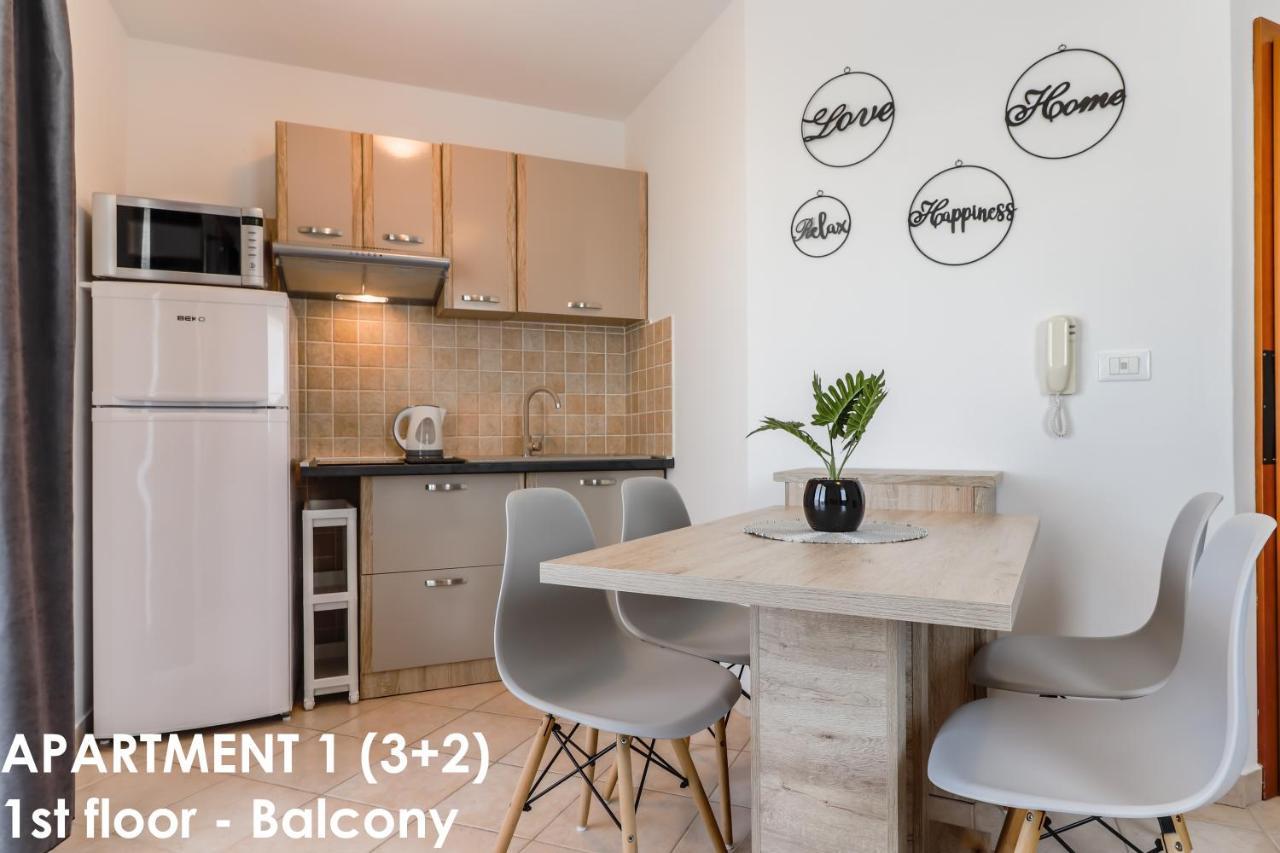 Sunshine Apartments Funtana With Balcony And Sea View Eksteriør billede