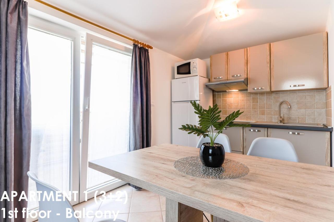 Sunshine Apartments Funtana With Balcony And Sea View Eksteriør billede