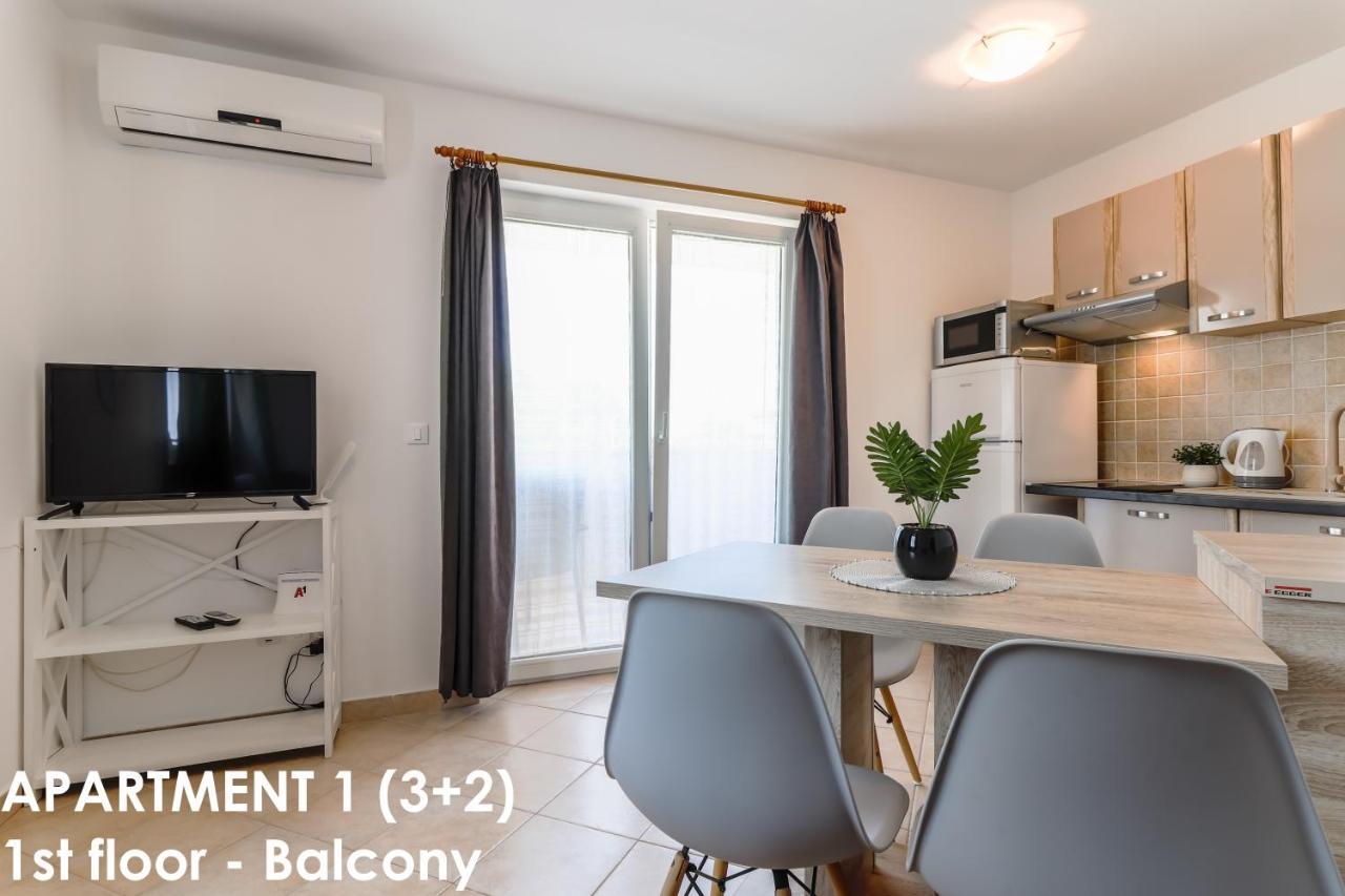 Sunshine Apartments Funtana With Balcony And Sea View Eksteriør billede