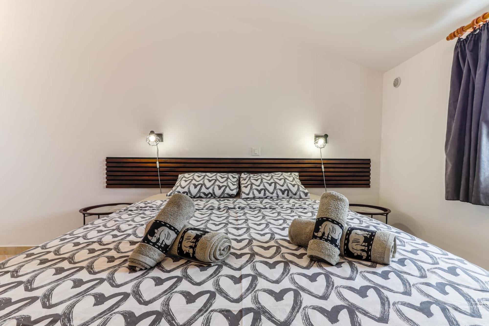 Sunshine Apartments Funtana With Balcony And Sea View Eksteriør billede